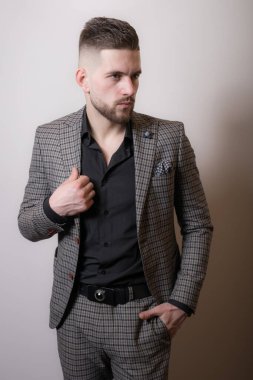 Yakışıklı, genç, zarif bir stüdyo resmi..