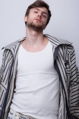 Yakışıklı, genç, zarif bir stüdyo resmi..