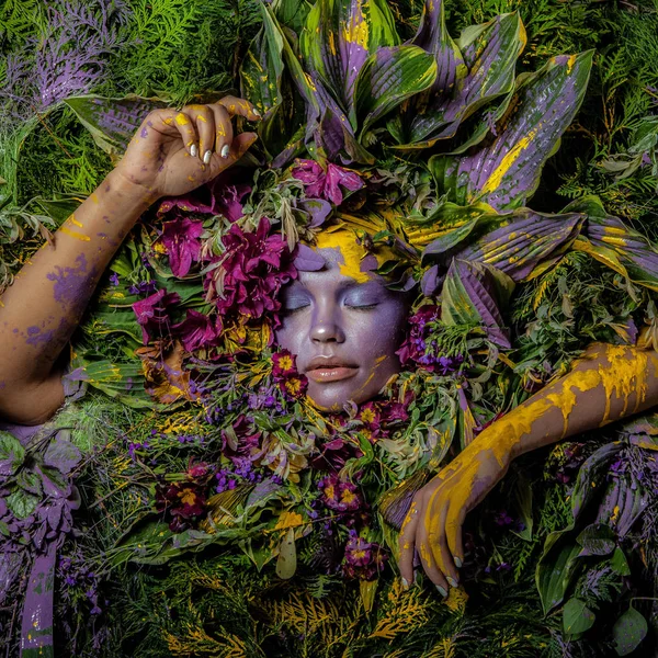 自然植物や花に囲まれたおとぎ話のスタイルの女性の肖像画. — ストック写真