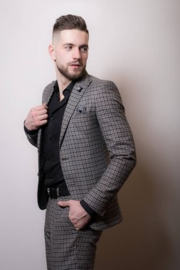 Yakışıklı, genç, zarif bir stüdyo resmi..