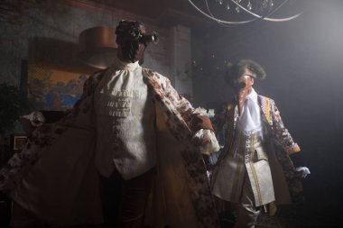 Oyuncular buhar punk maskeleri ve antika kostüm kapalı.