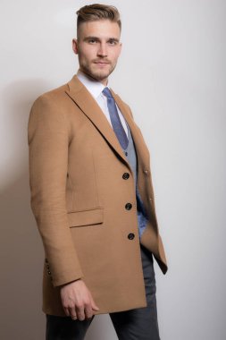 Yakışıklı, genç, zarif bir stüdyo resmi..