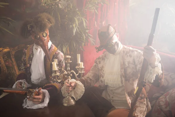 Актёры в панк-масках и антикварных костюмах в помещении . — стоковое фото