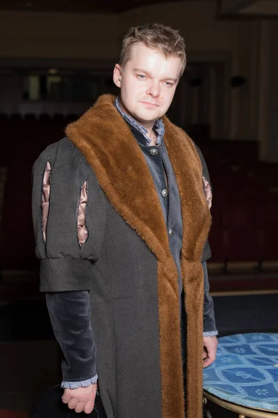 Acteur habillé costume historique à l'intérieur du vieux théâtre . — Photo