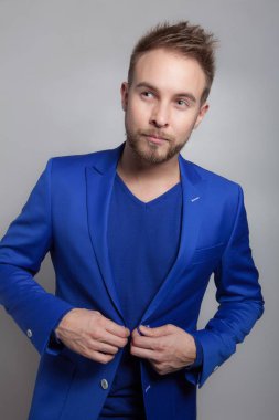 Yakışıklı, genç, zarif bir stüdyo resmi..