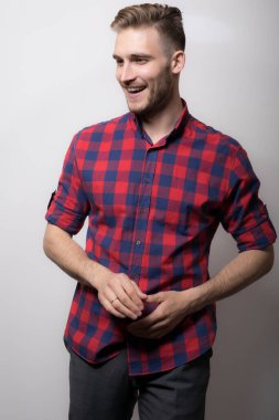 Yakışıklı, genç, zarif bir stüdyo resmi..