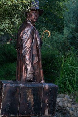 Peri masalı bronz saat tamircisinin stilize edilmiş sihirli karakteri.