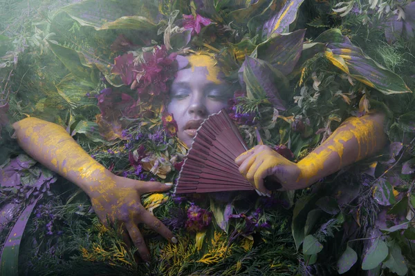 童话风格中的女性肖像，周围环绕着自然的植物和花朵. — 图库照片