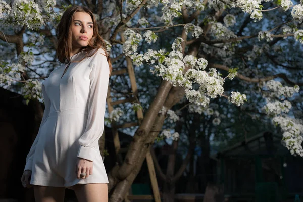 Retrato de menina bonita no jardim de verão . — Fotografia de Stock