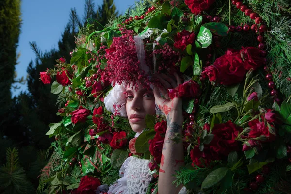 Portrait féminin dans la stylisation de conte de fées entouré de fleurs naturelles . — Photo