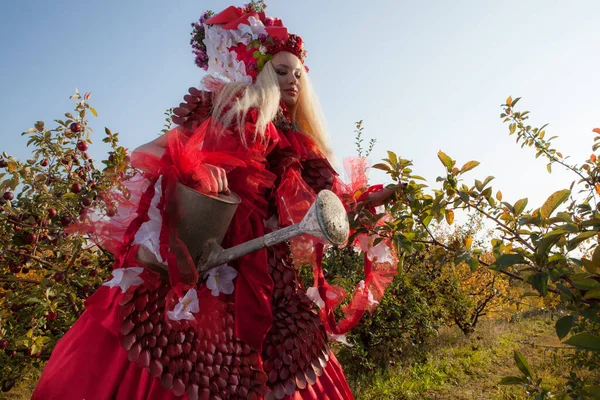 Érzéki szőke lány fantázia piros mese stilizáció alma park. — Stock Fotó