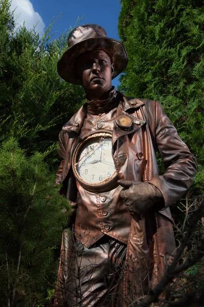 Personaje mágico estilizado del reparador de relojes de bronce de cuento de hadas . —  Fotos de Stock
