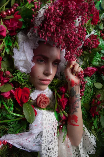 Portret kobiety w bajkowej stylizacji otoczony naturalnymi kwiatami. — Zdjęcie stockowe