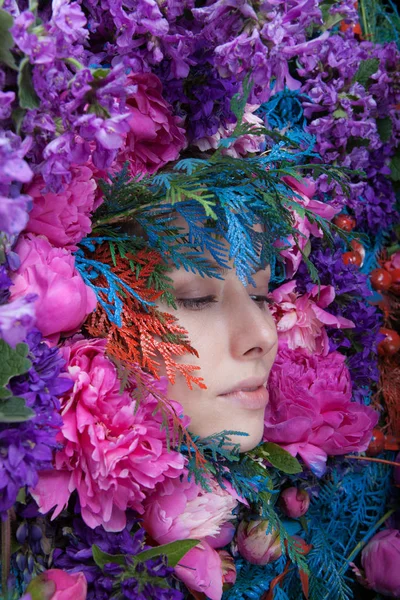 Женский портрет в сказочной стилизации в окружении натуральных цветов . — стоковое фото