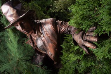 Peri masalı bronz saat tamircisinin stilize edilmiş sihirli karakteri.