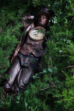 Peri masalı bronz saat tamircisinin stilize edilmiş sihirli karakteri.