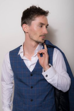 Yakışıklı, genç, zarif bir stüdyo resmi..