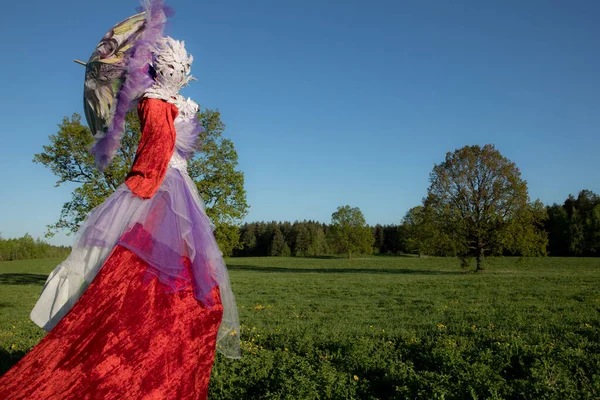 Pohádka žena na chůdách v jasné fantasy stylizace. — Stock fotografie