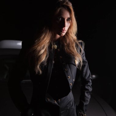 Güzel bir genç kızın portresi.