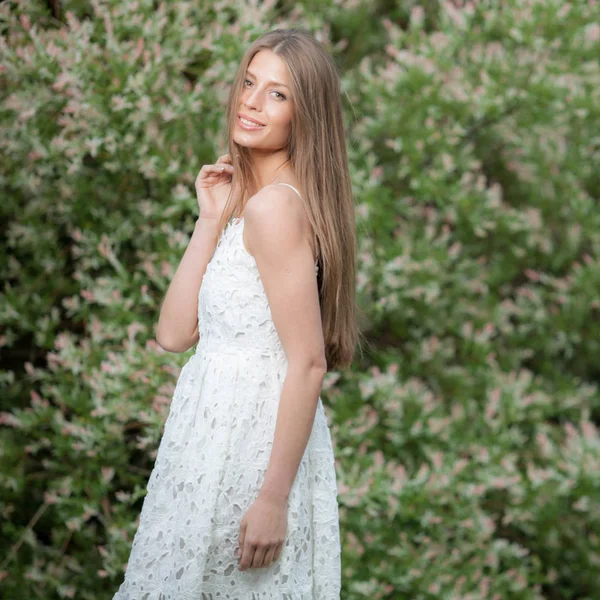 Retrato de una hermosa joven. —  Fotos de Stock