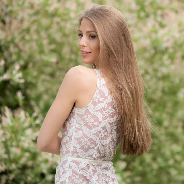 Retrato de una hermosa joven. — Foto de Stock