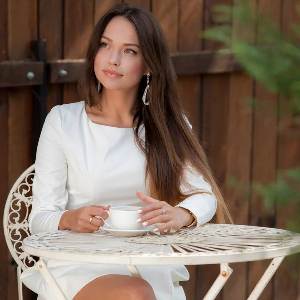 Retrato de una hermosa joven. — Foto de Stock