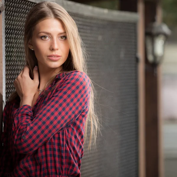 Porträtt av vacker ung flicka. — Stockfoto