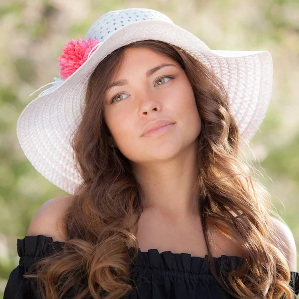 Retrato de una hermosa joven. —  Fotos de Stock