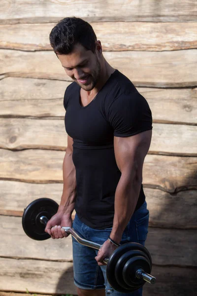 Retrato de joven guapo sobre fondo de madera . — Foto de Stock