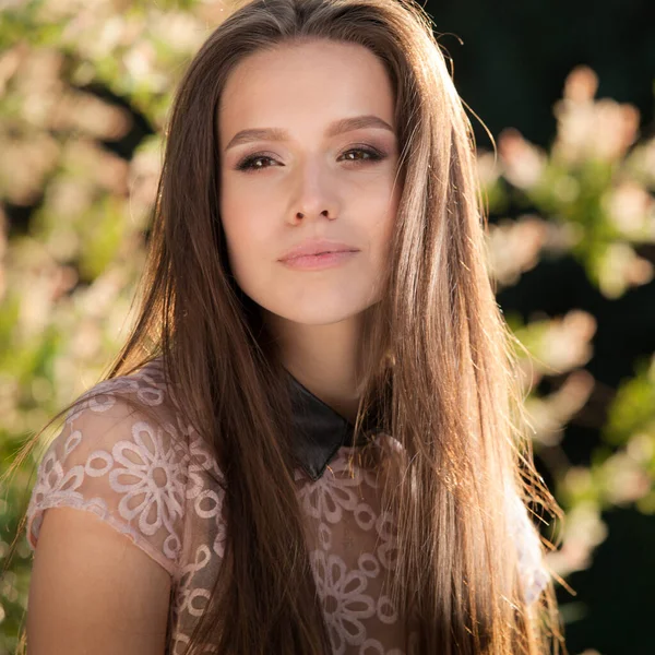 Retrato de una hermosa joven. — Foto de Stock