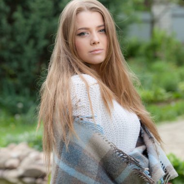 Güzel bir genç kızın portresi.