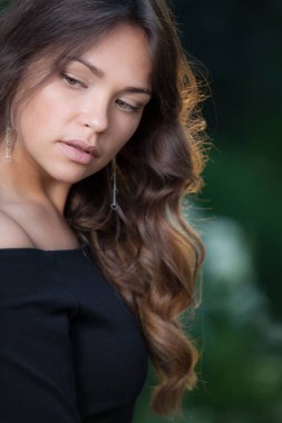 Güzel bir genç kızın portresi.