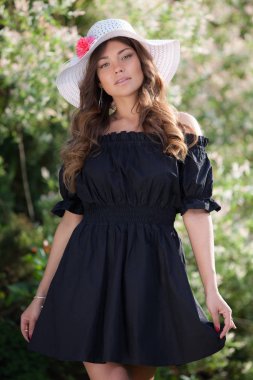 Güzel bir genç kızın portresi.