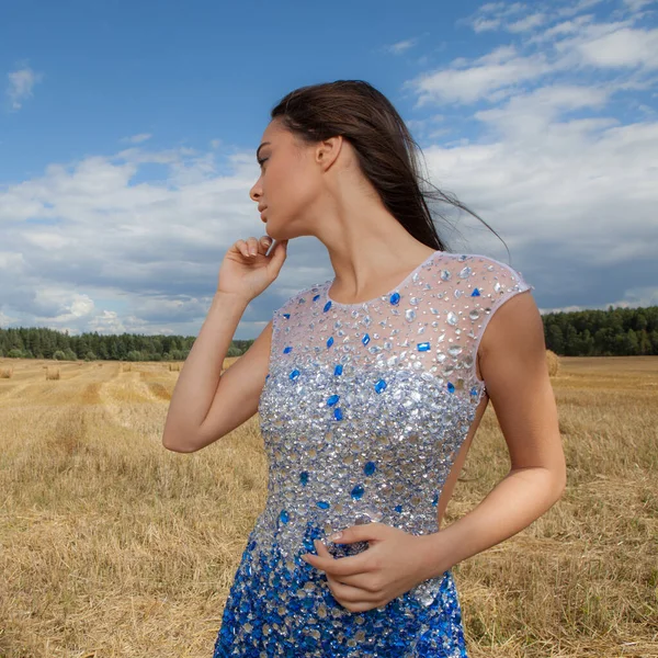 Portret pięknej młodej dziewczyny. — Zdjęcie stockowe