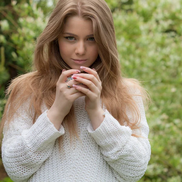 Portret van een mooi jong meisje. — Stockfoto