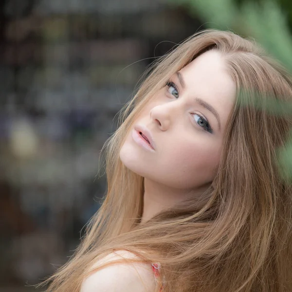 Retrato de una hermosa joven. — Foto de Stock