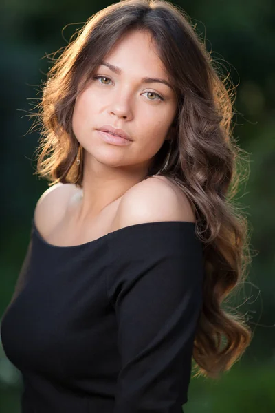 Retrato de una hermosa joven. — Foto de Stock