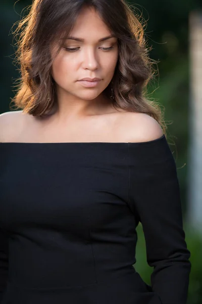 Retrato de una hermosa joven. — Foto de Stock