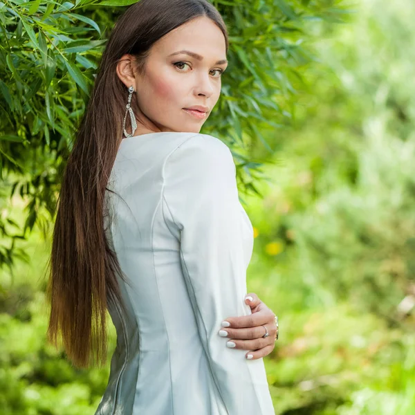 Porträtt av vacker ung flicka. — Stockfoto