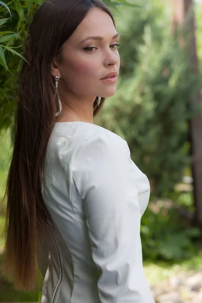 Portrait of beautiful young girl. — Stock Photo, Image