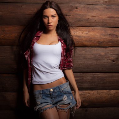 Ahşap arka planda güzel bir genç kızın portresi.