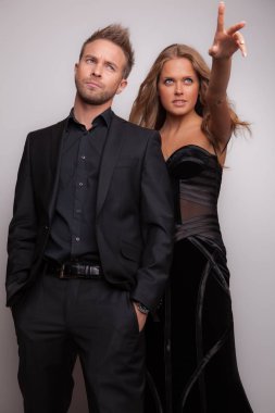 Genç, güzel ve şık bir çift.