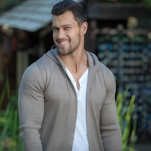 Young elegant handsome man posing outside. — Stock Photo, Image