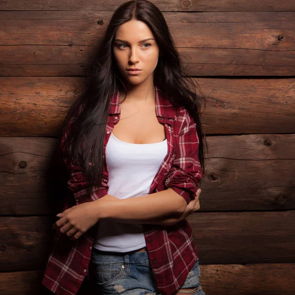 Retrato de hermosa joven sobre fondo de madera . —  Fotos de Stock