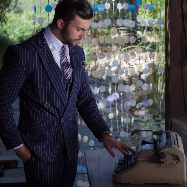 Joven elegante hombre guapo posando fuera . — Foto de Stock