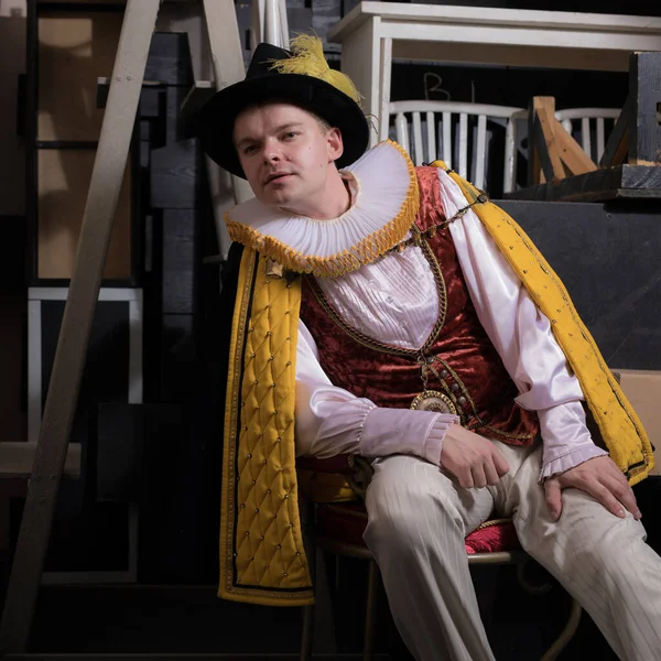 Actor dressed historical costume in interior of old theater. — Stock Photo, Image