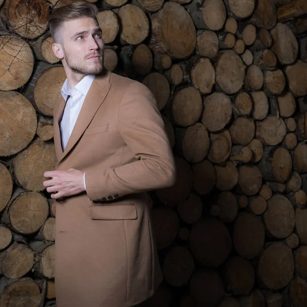 Retrato de joven guapo sobre fondo de madera . —  Fotos de Stock