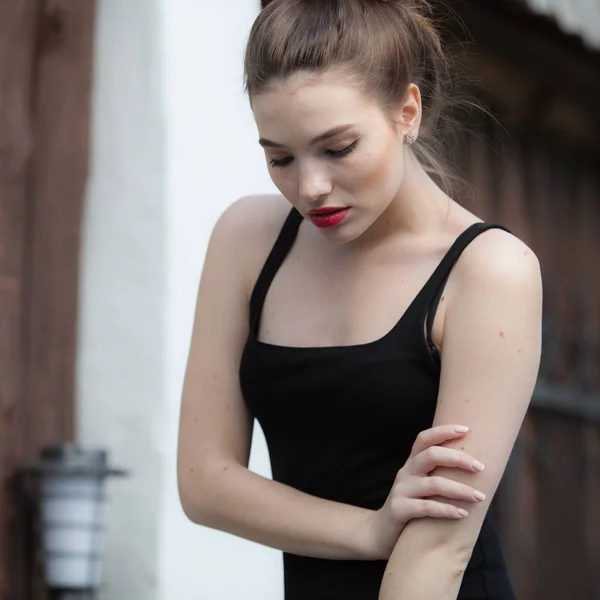 Ritratto di bella ragazza nel giardino estivo . — Foto Stock