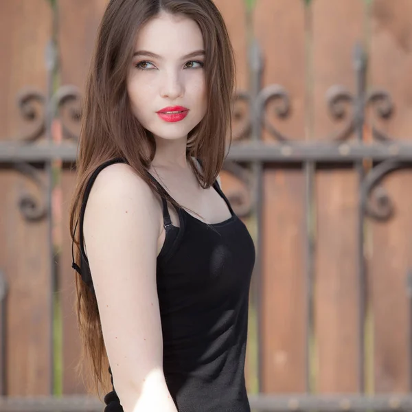 Portrait of beautiful young girl in summer garden. — Stock Photo, Image