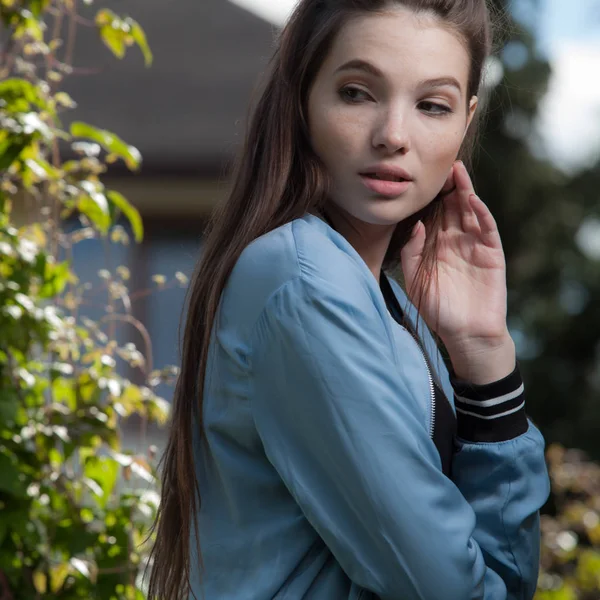 Portret van een mooi jong meisje in de zomertuin. — Stockfoto